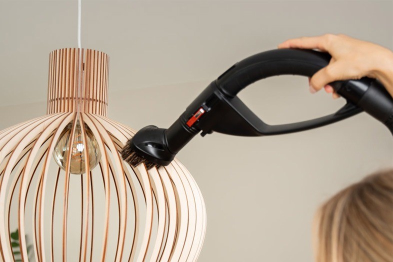 Absaugen einer dekorativen Lampe